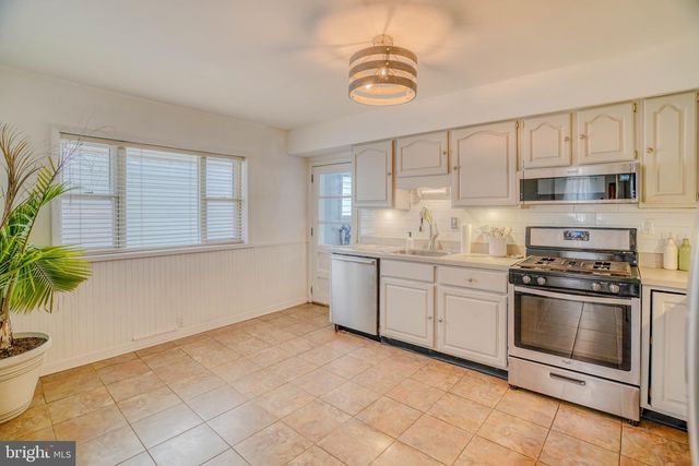 320 HERMITAGE ST, Philadelphia, PA 19128