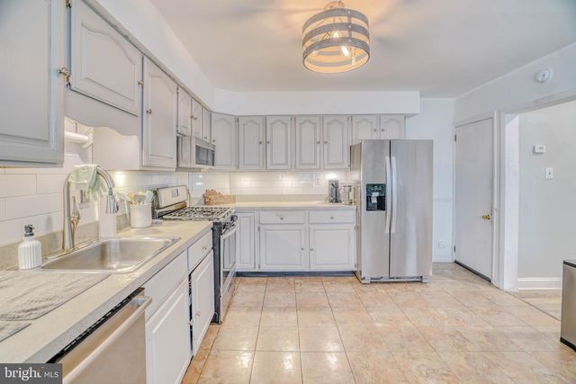 320 HERMITAGE ST, Philadelphia, PA 19128