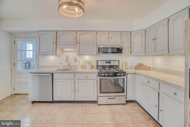 320 HERMITAGE ST, Philadelphia, PA 19128