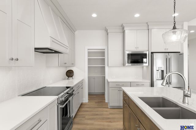 10009 Edgewater Lane, Lincoln, NE 68527