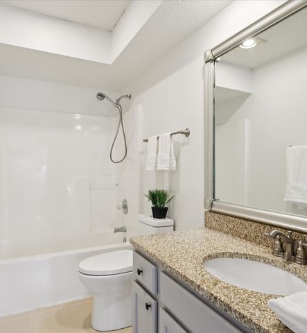 6705 Three Lakes Parkway, Des Moines, IA 50320