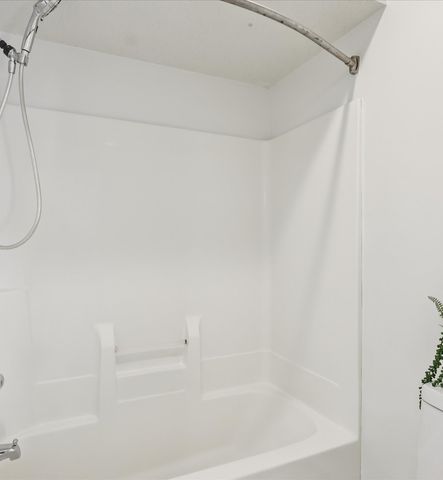 6705 Three Lakes Parkway, Des Moines, IA 50320