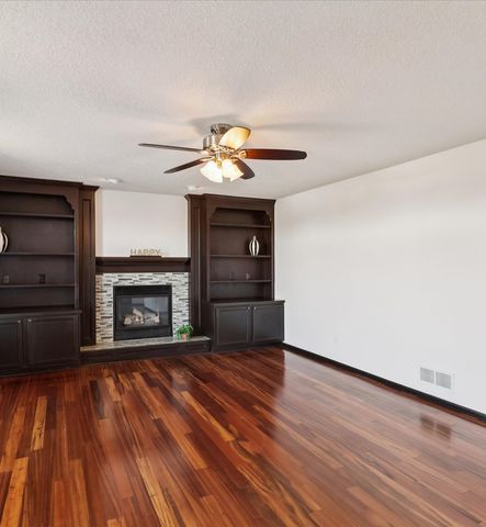 6705 Three Lakes Parkway, Des Moines, IA 50320