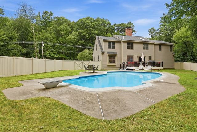32 Shaker Lane, Littleton, MA 01460