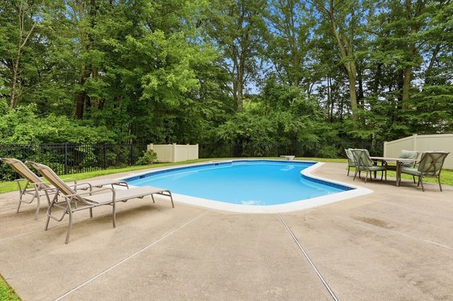 32 Shaker Lane, Littleton, MA 01460