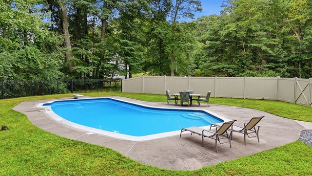 32 Shaker Lane, Littleton, MA 01460