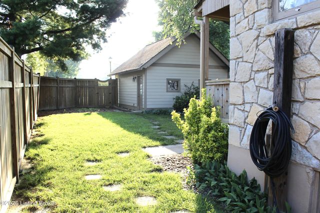 103 Oxford Pl, Louisville, KY 40207
