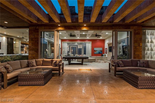 15 Golden Sunray Lane, Las Vegas, NV 89135