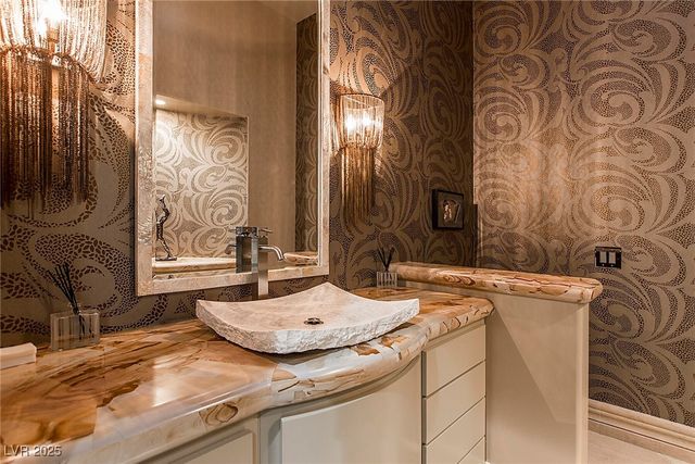 15 Golden Sunray Lane, Las Vegas, NV 89135