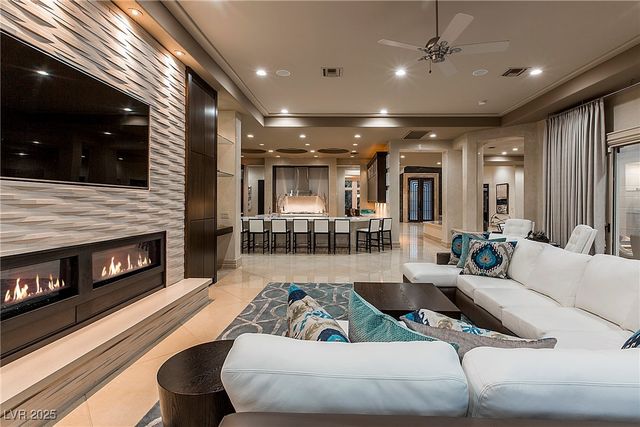 15 Golden Sunray Lane, Las Vegas, NV 89135