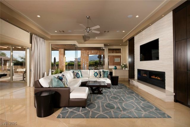 15 Golden Sunray Lane, Las Vegas, NV 89135