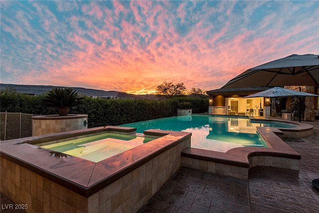 15 Golden Sunray Lane, Las Vegas, NV 89135