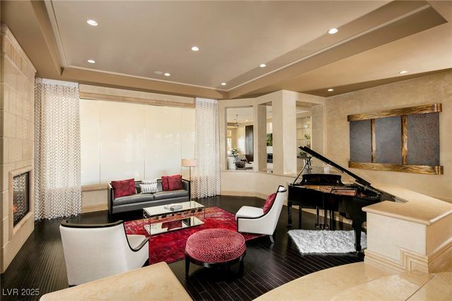 15 Golden Sunray Lane, Las Vegas, NV 89135