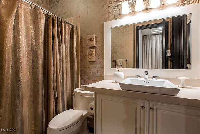 15 Golden Sunray Lane, Las Vegas, NV 89135