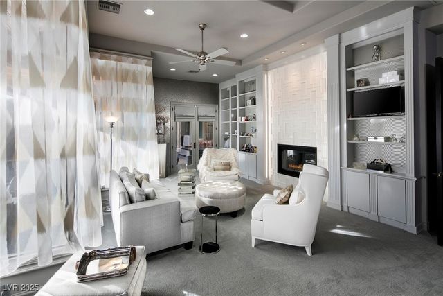 15 Golden Sunray Lane, Las Vegas, NV 89135