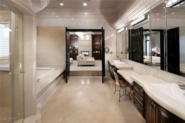 15 Golden Sunray Lane, Las Vegas, NV 89135