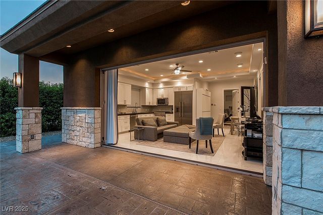 15 Golden Sunray Lane, Las Vegas, NV 89135