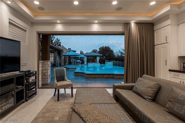 15 Golden Sunray Lane, Las Vegas, NV 89135