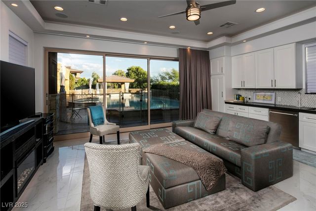 15 Golden Sunray Lane, Las Vegas, NV 89135