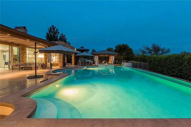 15 Golden Sunray Lane, Las Vegas, NV 89135