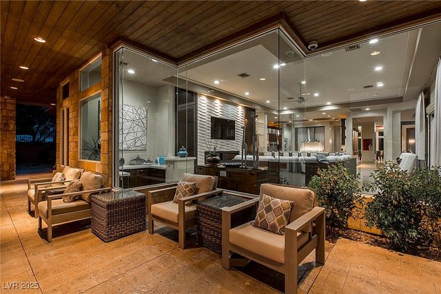 15 Golden Sunray Lane, Las Vegas, NV 89135