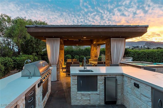 15 Golden Sunray Lane, Las Vegas, NV 89135