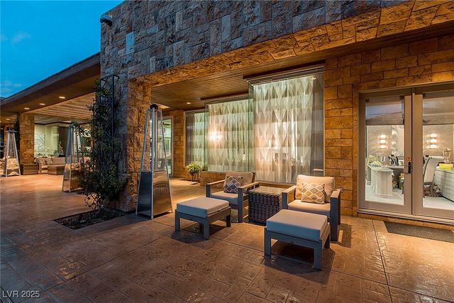 15 Golden Sunray Lane, Las Vegas, NV 89135