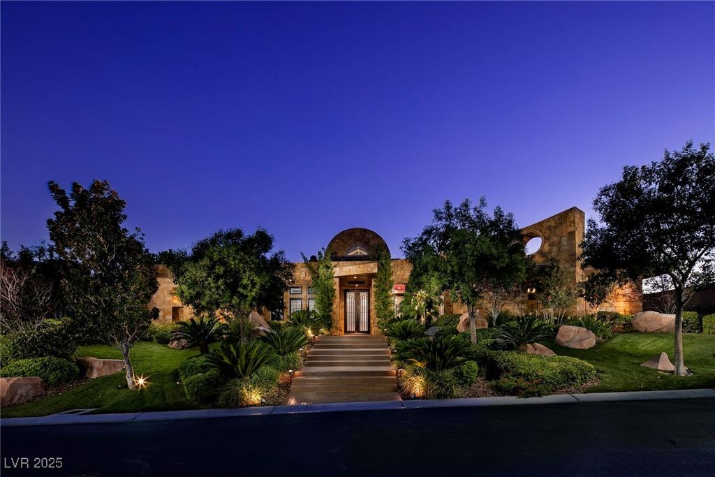 15 Golden Sunray Lane, Las Vegas, NV 89135