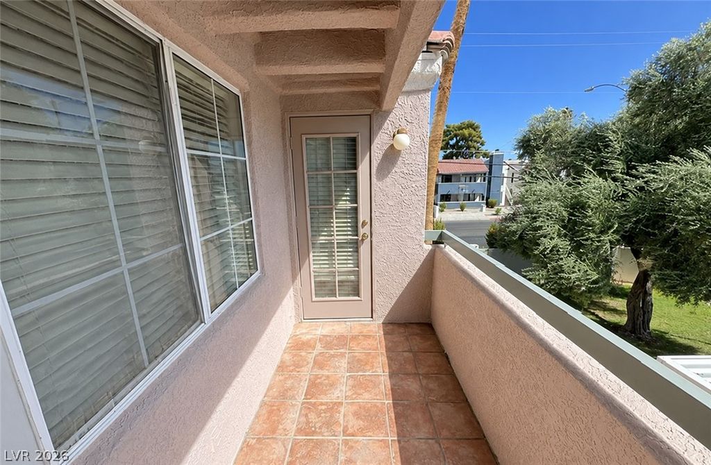 1375 East Hacienda Avenue 218, Las Vegas, NV 89119 — photo 2