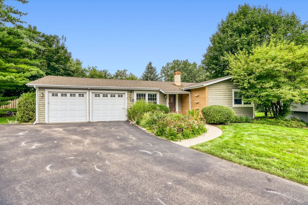 204 Hillside Court, Lake Zurich, IL 60047