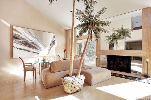 27 Fairway Drive, Manhasset, NY 11030