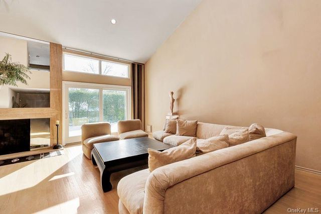 27 Fairway Drive, Manhasset, NY 11030