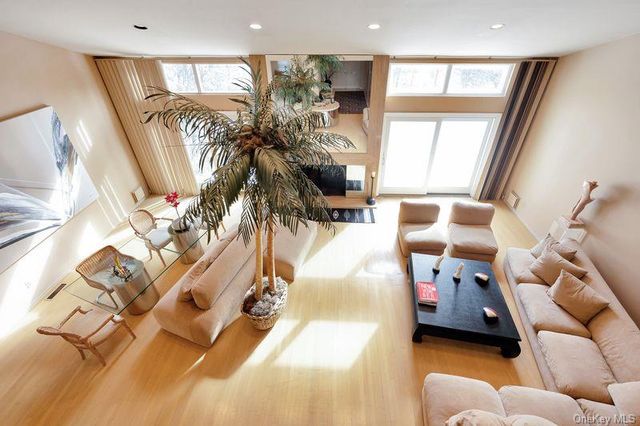 27 Fairway Drive, Manhasset, NY 11030