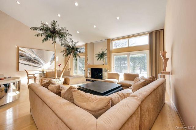 27 Fairway Drive, Manhasset, NY 11030