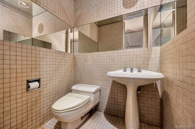 27 Fairway Drive, Manhasset, NY 11030