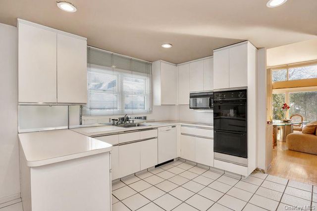 27 Fairway Drive, Manhasset, NY 11030