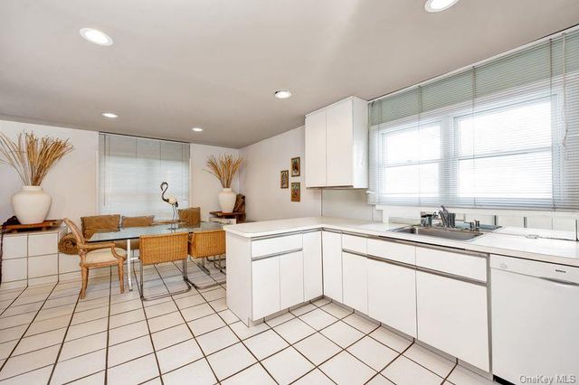 27 Fairway Drive, Manhasset, NY 11030