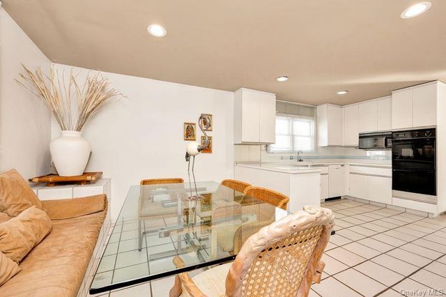 27 Fairway Drive, Manhasset, NY 11030