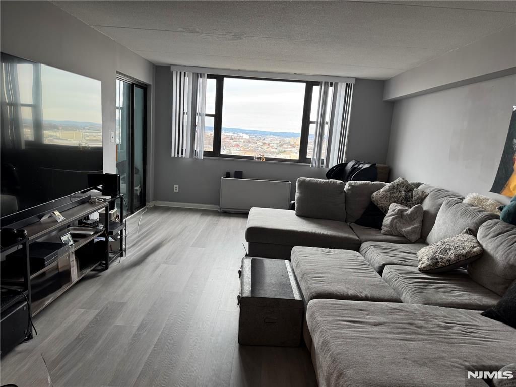 250 Gorge 21E, Cliffside Park, NJ 07010