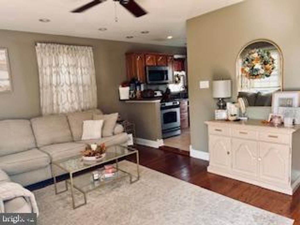 19 FARNSWORTH AVE, Maple Shade, NJ 08052