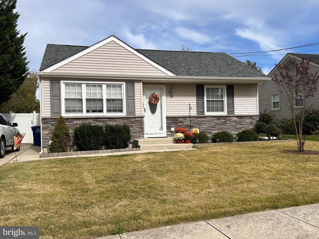 19 FARNSWORTH AVE, Maple Shade, NJ 08052