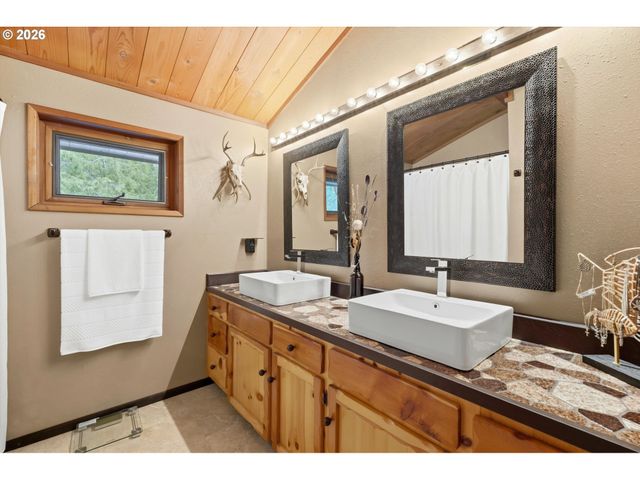 57206 E MARMOT Rd, Sandy, OR 97055