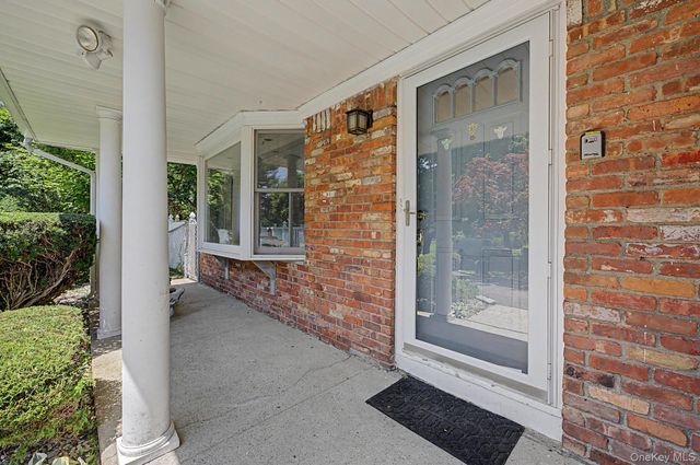16 Cross Bow Lane, Commack, NY 11725