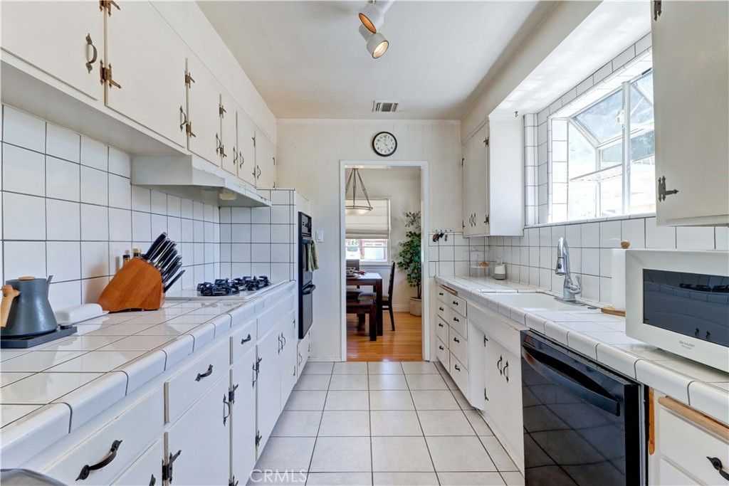 Image 10 of property listing at 317 N Beachwood Avenue, Burbank, CA 91506