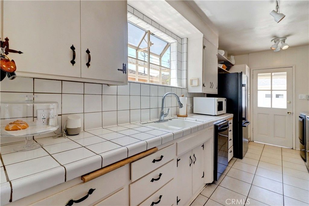 Image 11 of property listing at 317 N Beachwood Avenue, Burbank, CA 91506