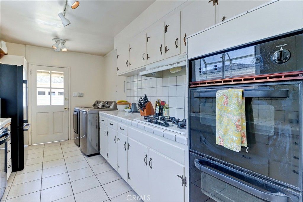 Image 12 of property listing at 317 N Beachwood Avenue, Burbank, CA 91506