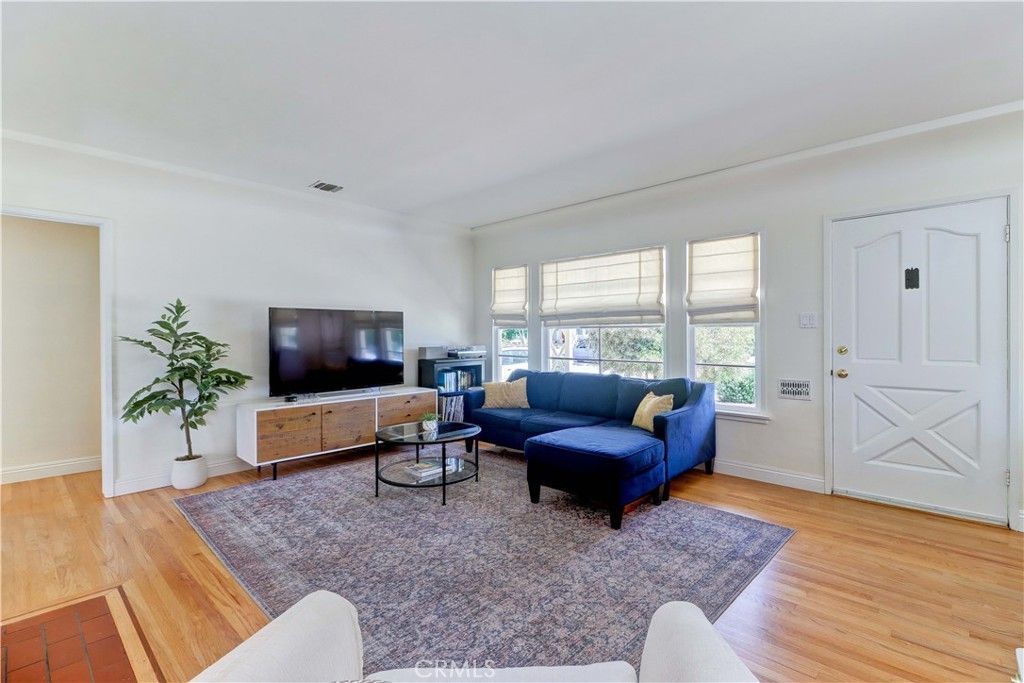 Image 14 of property listing at 317 N Beachwood Avenue, Burbank, CA 91506