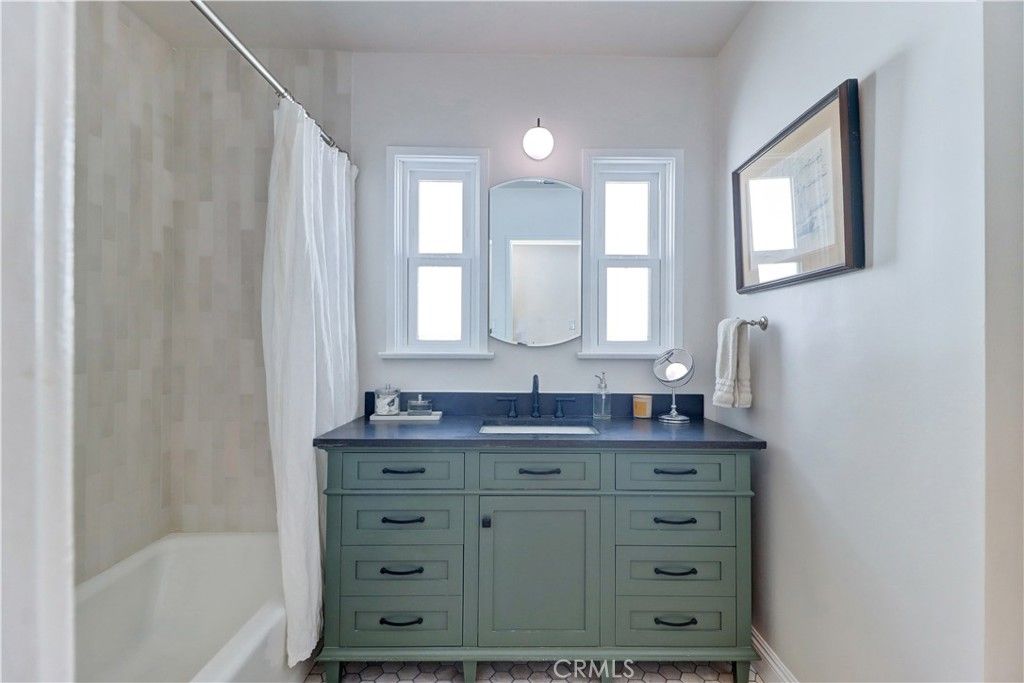 Image 18 of property listing at 317 N Beachwood Avenue, Burbank, CA 91506