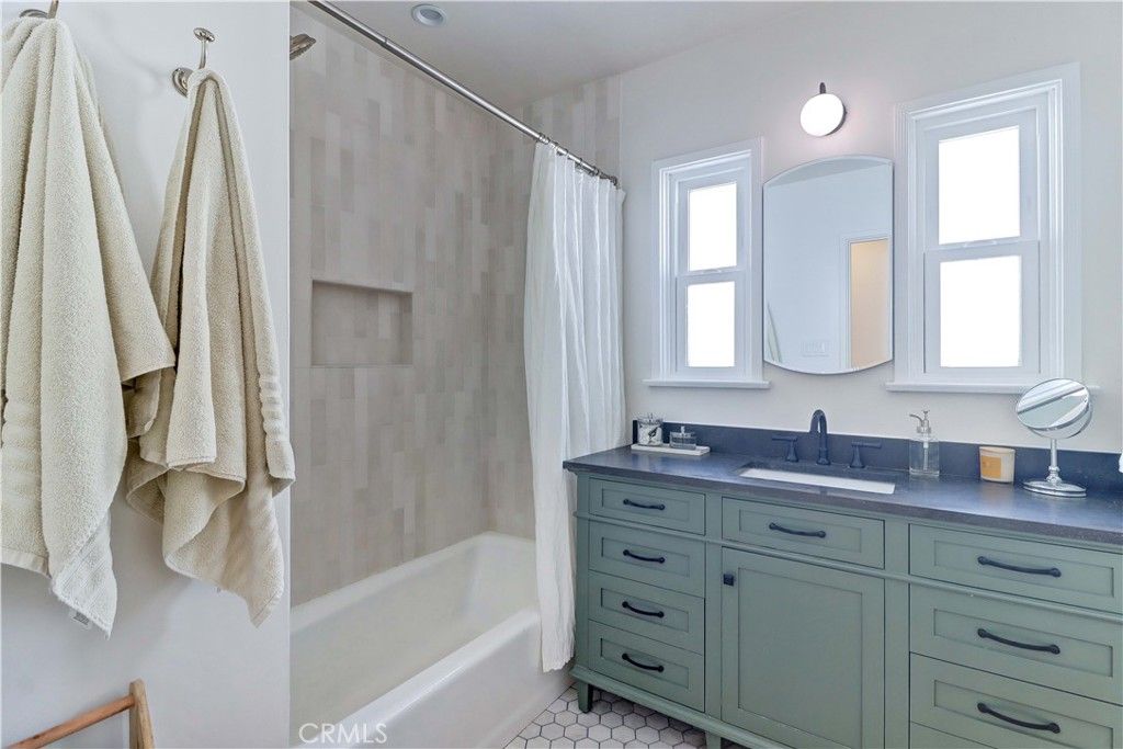 Image 19 of property listing at 317 N Beachwood Avenue, Burbank, CA 91506