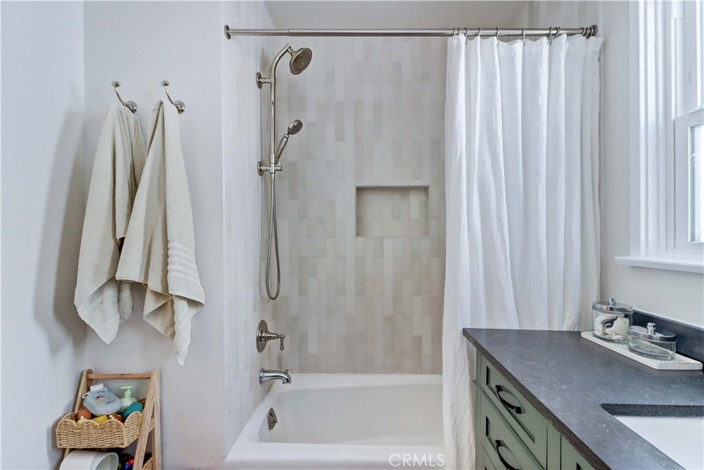 Image 20 of property listing at 317 N Beachwood Avenue, Burbank, CA 91506